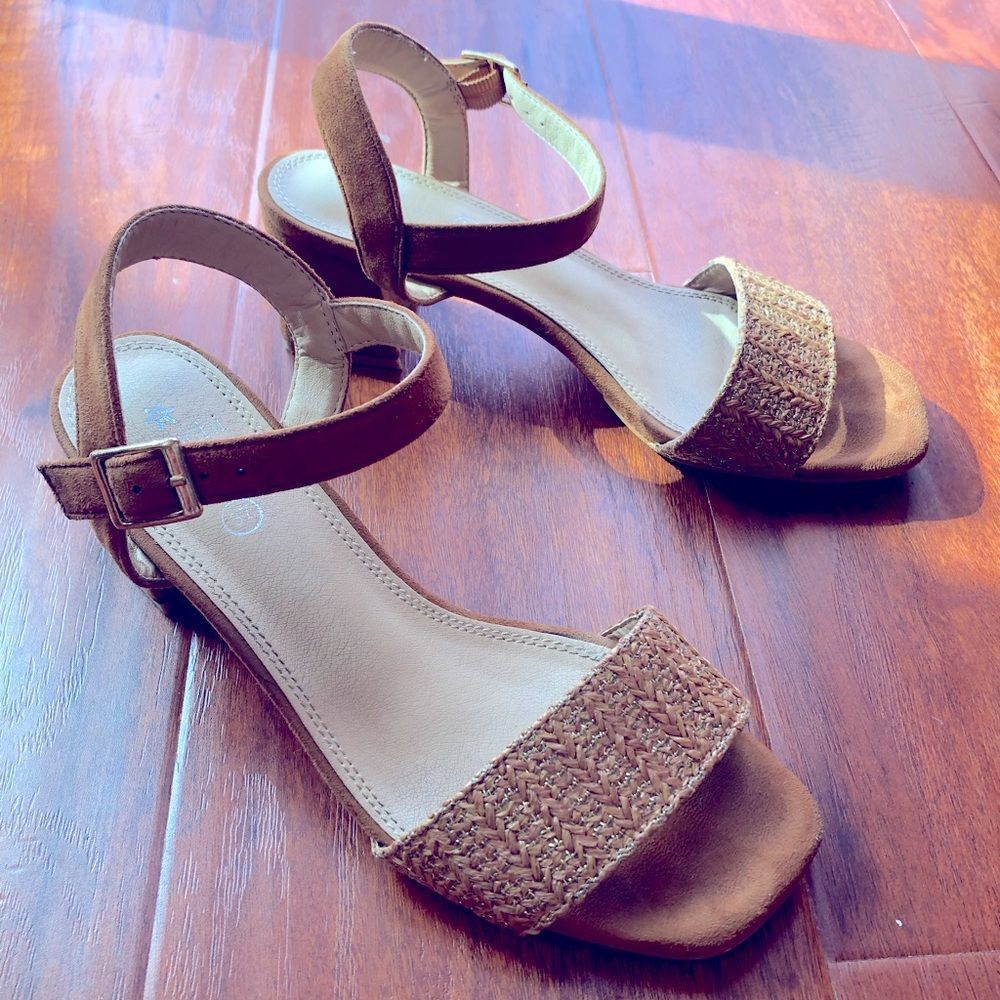 European brand Amichi camel suede block heel. Size euro 37. I’m a US size 7.5.
